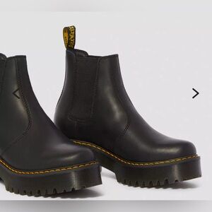*NEVER WORN* Doc Martens Rometty Wyoming Chelsea Boots